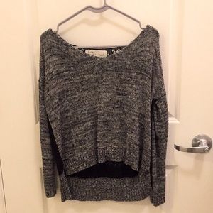Long-sleeved grey sweater